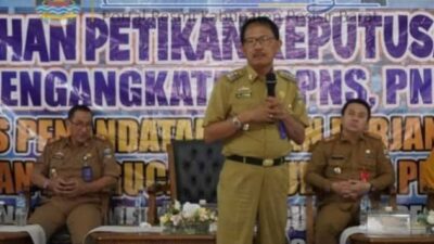 Serahkan SK Pengangkatan Pegawai Pemkab, Bupati Pesisir Barat: Jaga Amanah