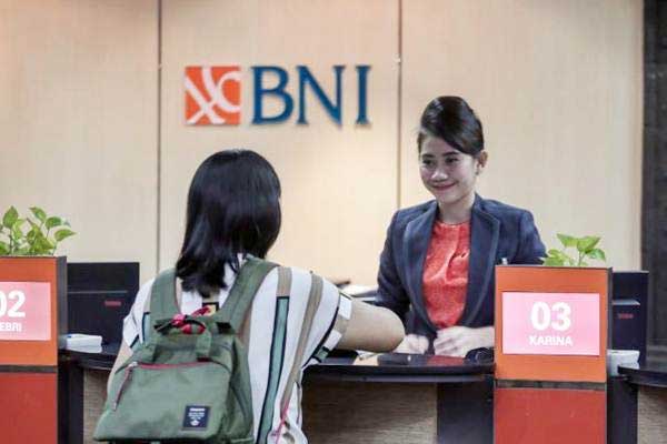 Karyawan Bank BNI layanan nasabah. (finasial bisnis)