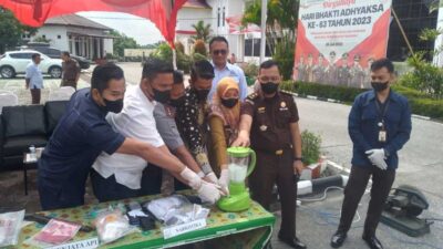 Kejaksaan Negeri Kuantan Singingi Musnahkan Barang Bukti dari 53 Perkara, Sabu Diblender