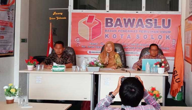 Jajaran Bawaslu Kota Solok adakan jumpa pers