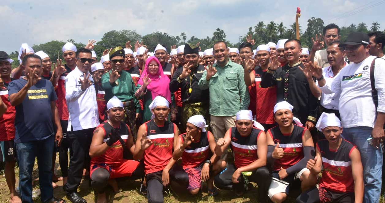 Wakil Bupati Bengkalis bersama tim yang ikut pacu jalur di Kuansing