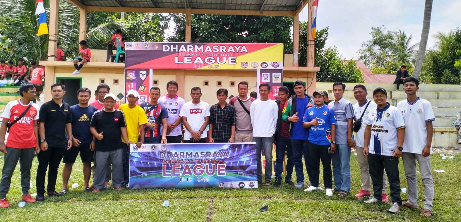 Foto bersama usai pembukaan kompetisi