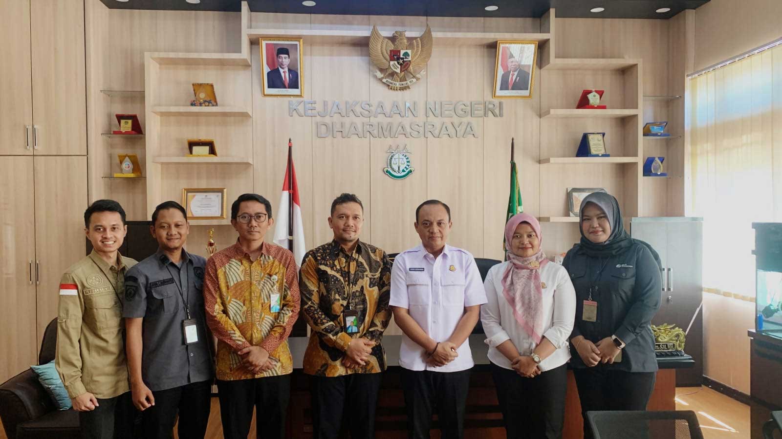 Foto bersama setelah penandatanganan kerja sama
