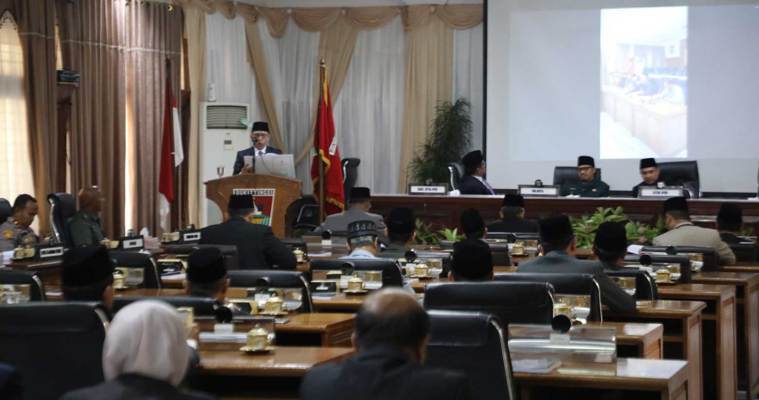 Suasana rapat paripurna tutup masa sidang 2022-2023 dan buka masa sidang 2023-2024 di gedung DPRD Bukittinggi.