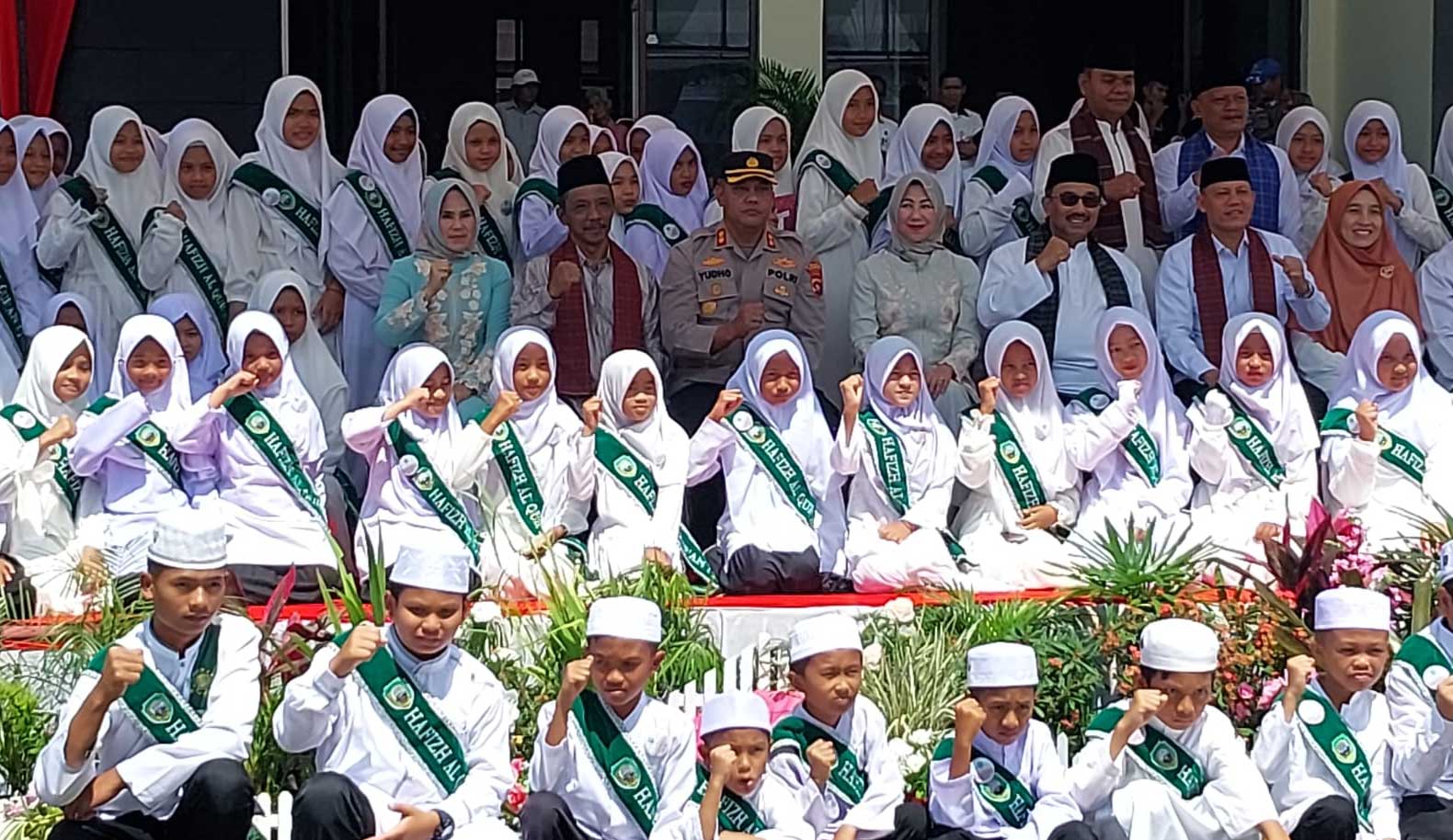 Bupati Benny Utama, Wabup Sabar AS dan jajaran forkopimda bersama sejumlah peserta wisuda