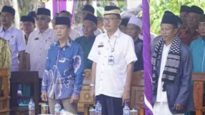Bupati Pesisir Barat Serahkan Bantuan Pemkab untuk Anak Yatim