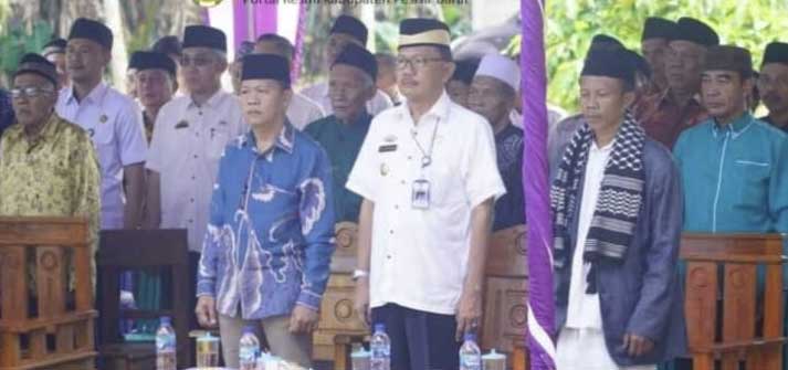 Bupati Persibar dan pejabat hadiri pengajian di Yayasan Pondok Pesantren Nurul Huda, Pemangku Kupang Mulya, Pekon Marang, Kecamatan Pesisir Selatan, Rabu (2/8/2023).