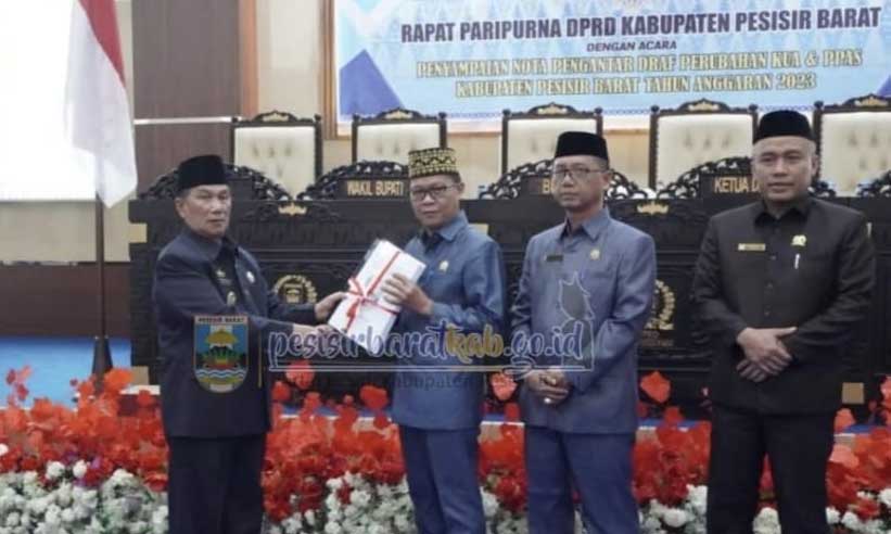 Wakil Bupati Pesisir Barat serahkan draft perubahan APBD ke DPRD
