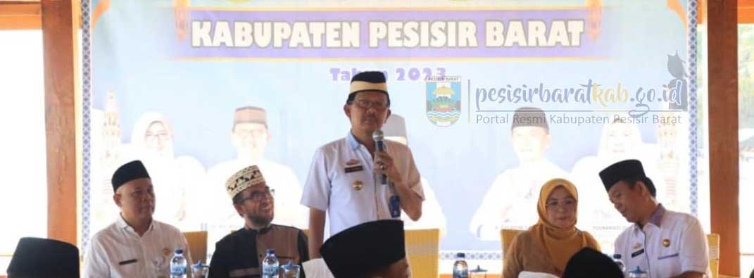 Bupati Pesisir Barat, Agus Istiqlal beri sambutan saat pertemuan dengan guru ngaji