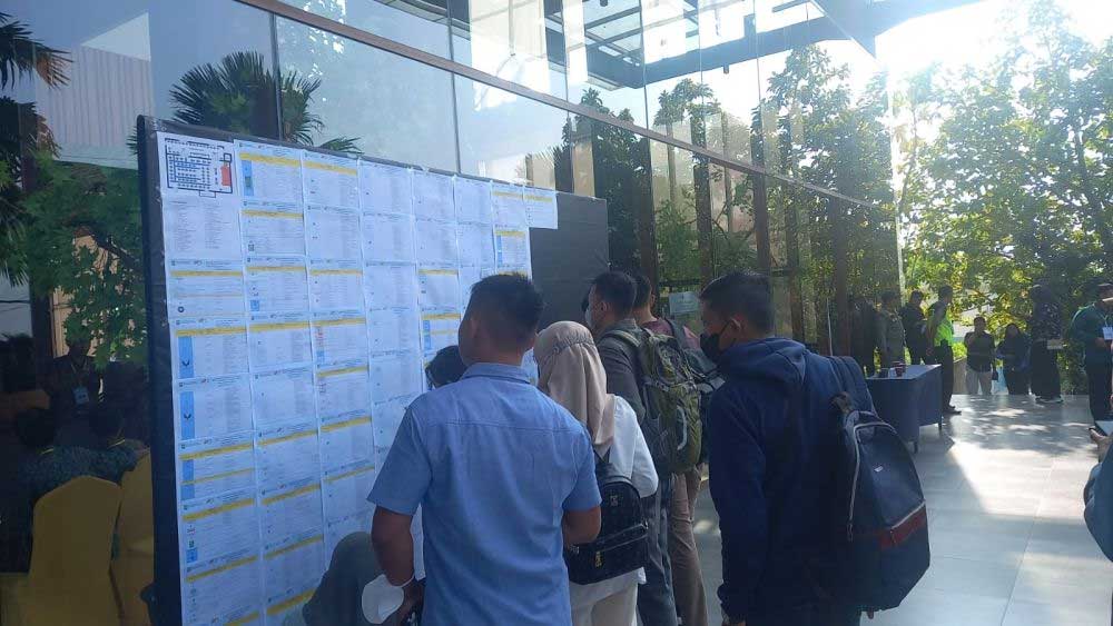 Warga cari informasi lowongan kerja