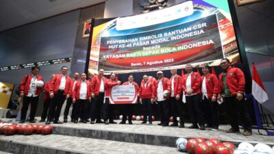 Penyerahan bantuan dana peningkatan prestasi bagi persepakbolaan Indonesia itu diserahkan secara simbolis di Bursa Efek Indonesia (BEI), Jakarta, Senin (7/8/2023). (pssi)