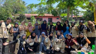 Mahasiswa bersama ibu-ibu di posyandu