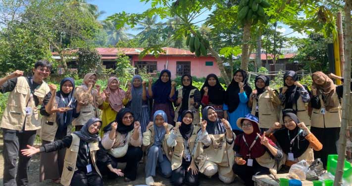 Mahasiswa bersama ibu-ibu di posyandu