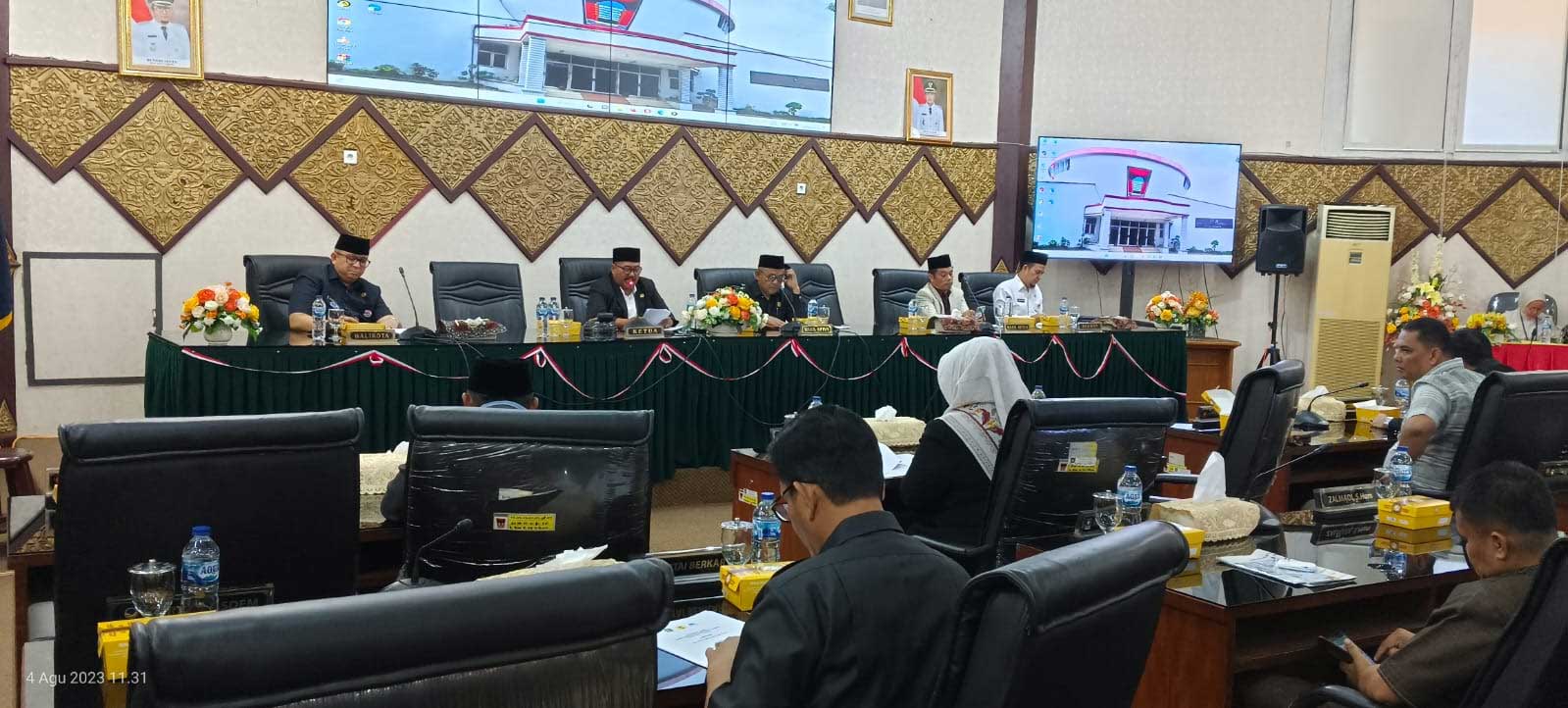 Rapat paripurna di DPRD Padang