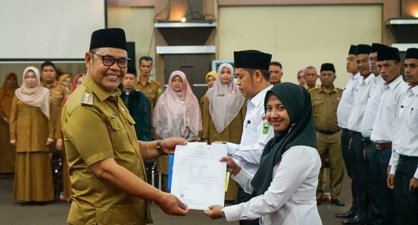 Bupati Epyardi Asda serahkan SK pada PPPK formasi guru