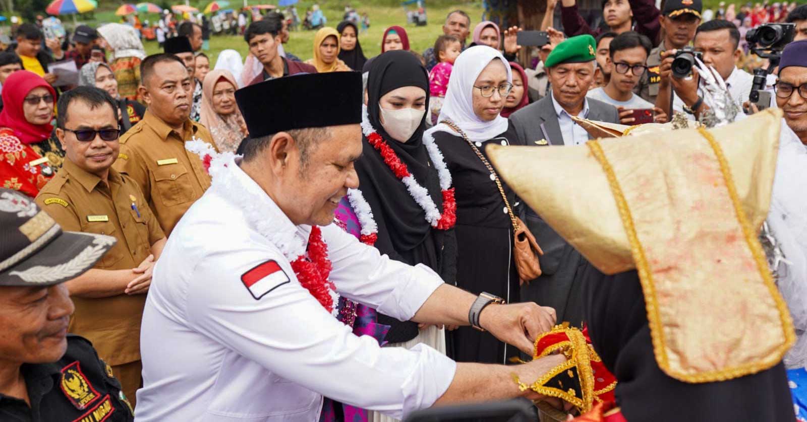 Masyarakat Nagari Batu Bajanjang, Kecamatan Lembang Jaya sambut kunjungan kerja Bupati Solok dan rombongan