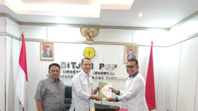 Bupati Epyardi Asda serahkan rencana pembangunan pertanian pada Direktur Jenderal (Dirjen) Sarana dan Prasarana Pertanian Kementrian Pertanian, Ali Jamil di Jakarta, Senin (31/7/2023)
