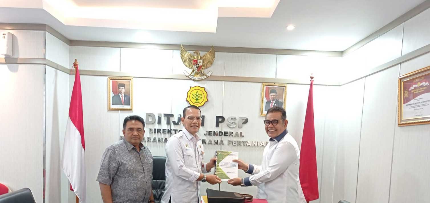 Bupati Epyardi Asda serahkan rencana pembangunan pertanian pada Direktur Jenderal (Dirjen) Sarana dan Prasarana Pertanian Kementrian Pertanian, Ali Jamil di Jakarta, Senin (31/7/2023)