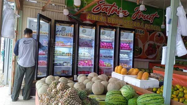 Satria Fruit berlokasi di Jalan Berok Raya (depan SD Muhammadiyah) Kurao Pagang, Kecamatan Kuranji, Padang.