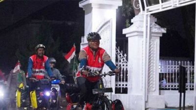 Pasangan suami-istri yang gowes untuk melaksanakan ibadah haji. (riau.go.id)