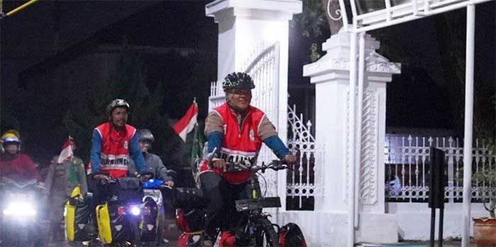 Pasangan suami-istri yang gowes untuk melaksanakan ibadah haji. (riau.go.id)
