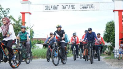Bupati dan peserta memulai sepeda santai dari depan rumah dinas