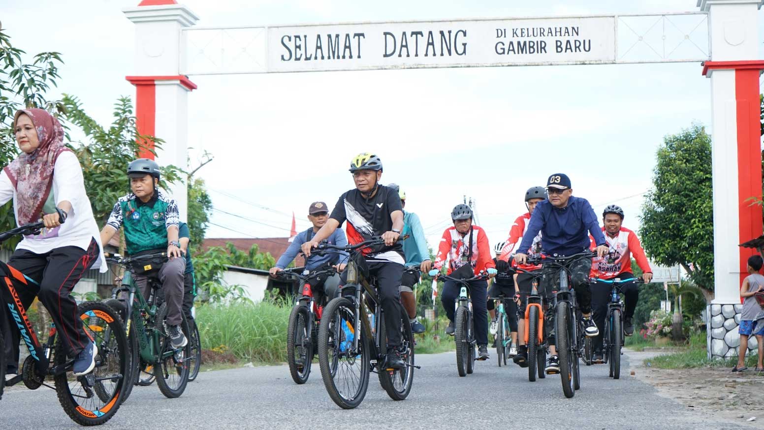 Bupati dan peserta memulai sepeda santai dari depan rumah dinas