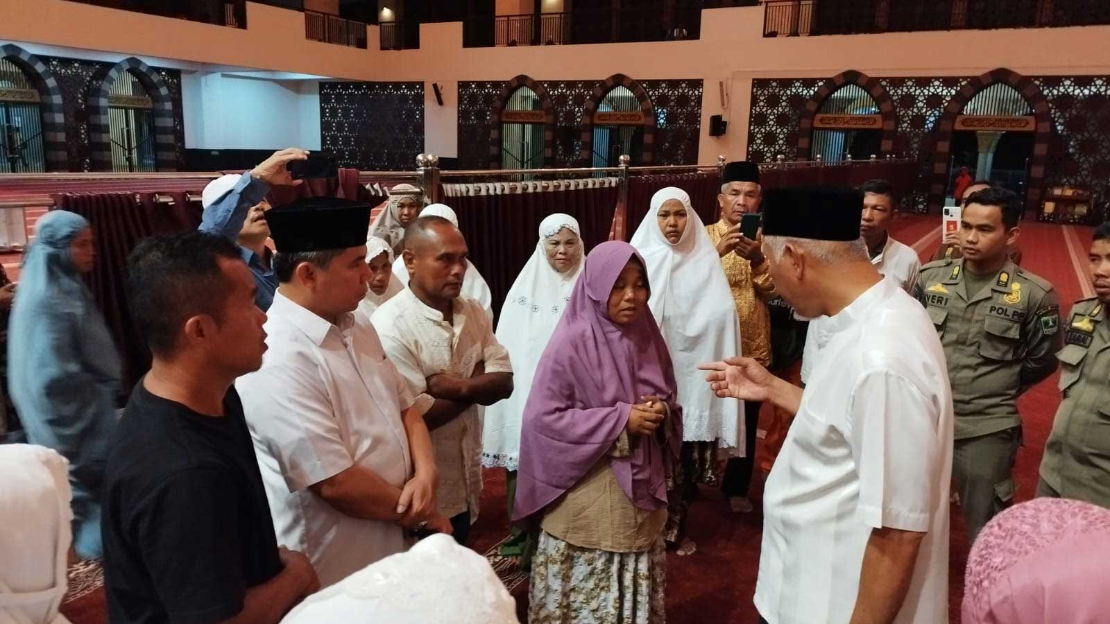 Gubernur Mahyeldi dialog dengan warga Air Bangis yang sebelumnya demo di kantor gubernur. (pemprov)