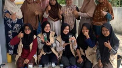 Mahasiswa KKN Unand Ajarkan Pembuatan Hidroponik pada Kelompok Dasawisma di Desa Talawi Hilie