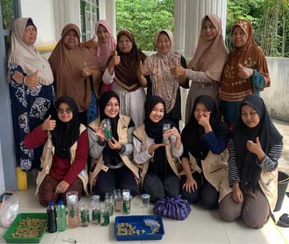 Foto bersama usai pelatihan pembuatan hidroponik