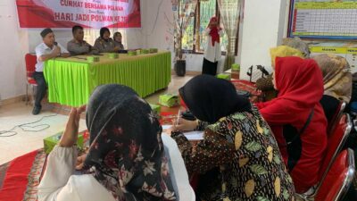 Polwan curhat di Kantor Wali Nagari Tebing Tinggi, Kecamatan Pulau Punjung, Kabupaten Dharmasraya, Rabu (2/8/2023)