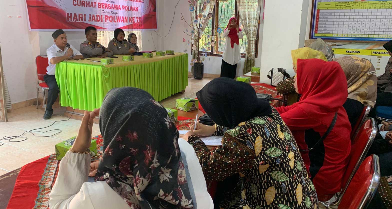 Polwan curhat di Kantor Wali Nagari Tebing Tinggi, Kecamatan Pulau Punjung, Kabupaten Dharmasraya, Rabu (2/8/2023)
