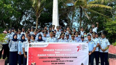 Foto bersama usai ziarah dan tabur bunga