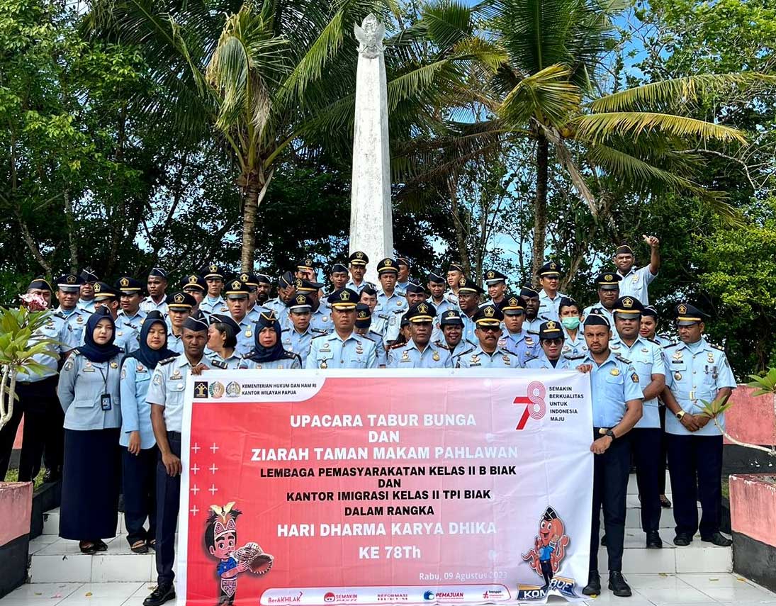 Foto bersama usai ziarah dan tabur bunga