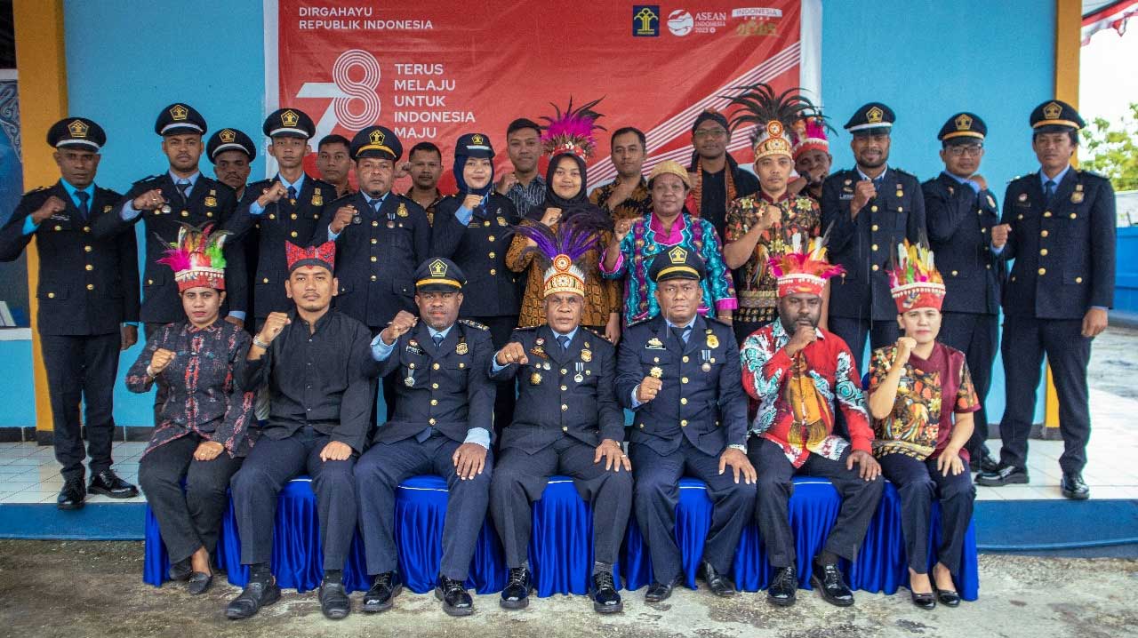 Foto bersama usai pemperingati Hari Kemerdekaan Republik Indonesia ke-78 di Kantor Imigrasi Biak