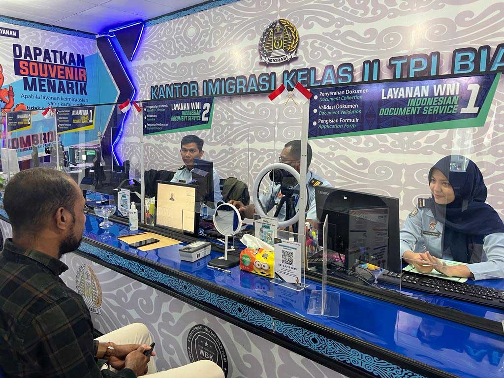 Warga dapatkan layanan khusus dari Kantor Imigrasi Biak guna memeriahkan HUT RI.