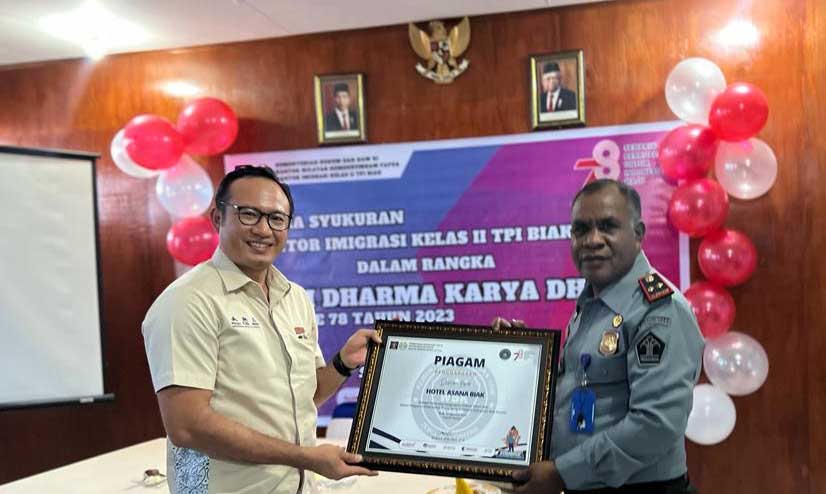 Kepala Kantor Imigrasi Biak serahkan penghargaan