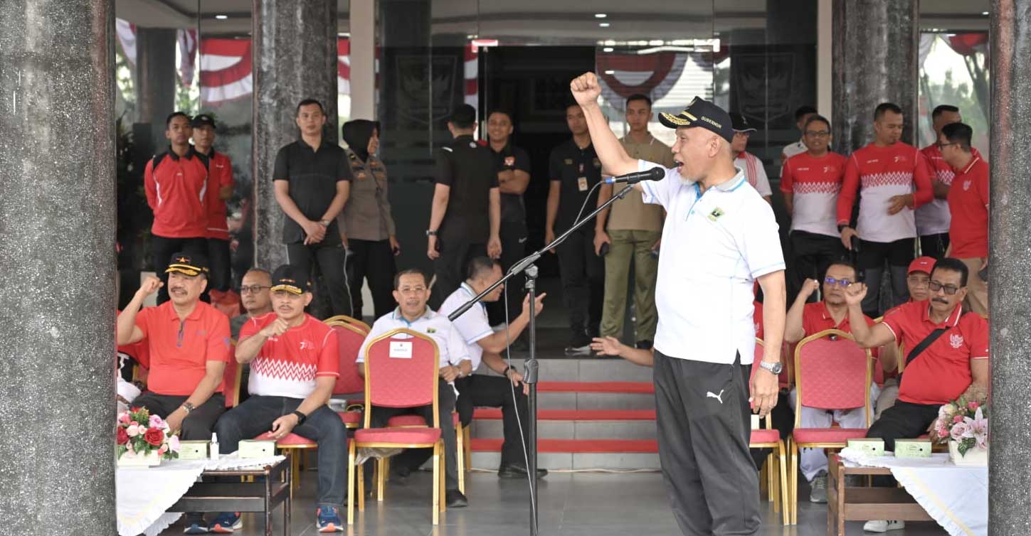 Gubernur lepas peserta jalan sehat yang diikuti ASN pemprov