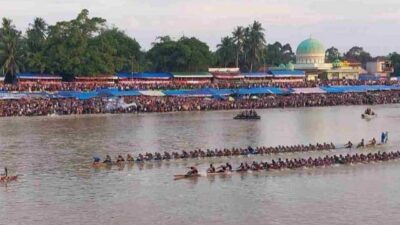Tuah Keramat Bukit Embun Juara Pacu Jalur di Tepian Narosa, Pemprov Riau Berikan Bonus