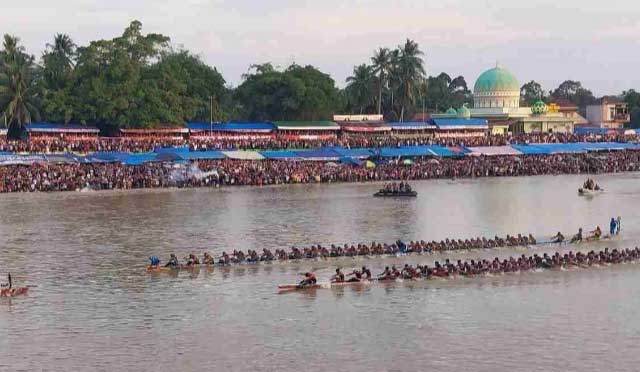 Tim berpacu pada babak final pacu jalur di Tepian Narosa