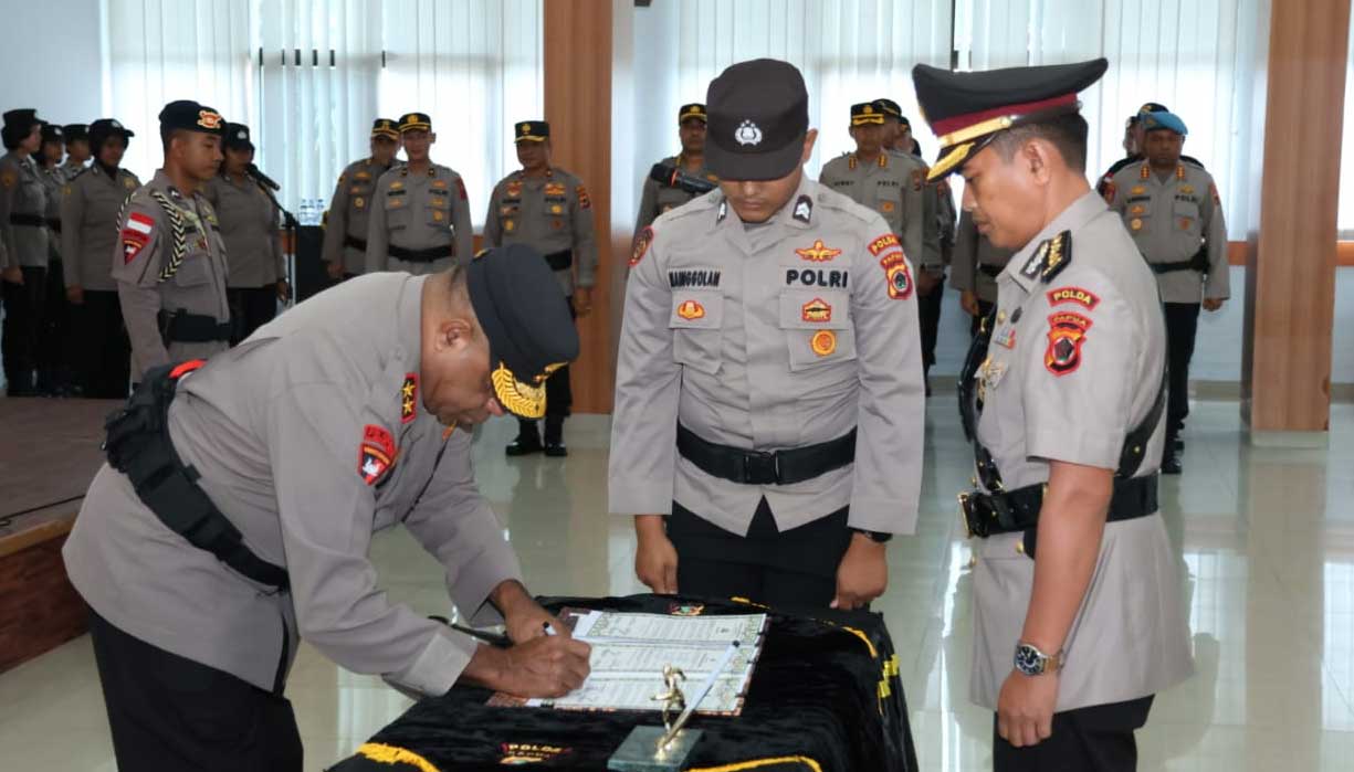 Serah terima jabatan di Polda Papua