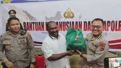 Karolog Polda Papua, Kombes Agus Setyawan didampingi Kapolres Mimika, AKBP I Gede Putra serahkan bantuan secara simbolis kepada Bupati Puncak, Willem Wandik