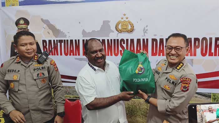 Karolog Polda Papua, Kombes Agus Setyawan didampingi Kapolres Mimika, AKBP I Gede Putra serahkan bantuan secara simbolis kepada Bupati Puncak, Willem Wandik