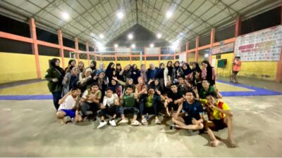 Mahasiswa KKN Unand dengan pemuda Desa Talawi Hilie