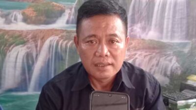 Kepala Desa Tuhegeo II, Yaredi Laoli saat diwawancarai, Senin (31/7/2023).