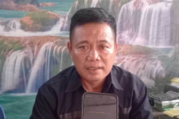 Kepala Desa Tuhegeo II, Yaredi Laoli saat diwawancarai, Senin (31/7/2023).