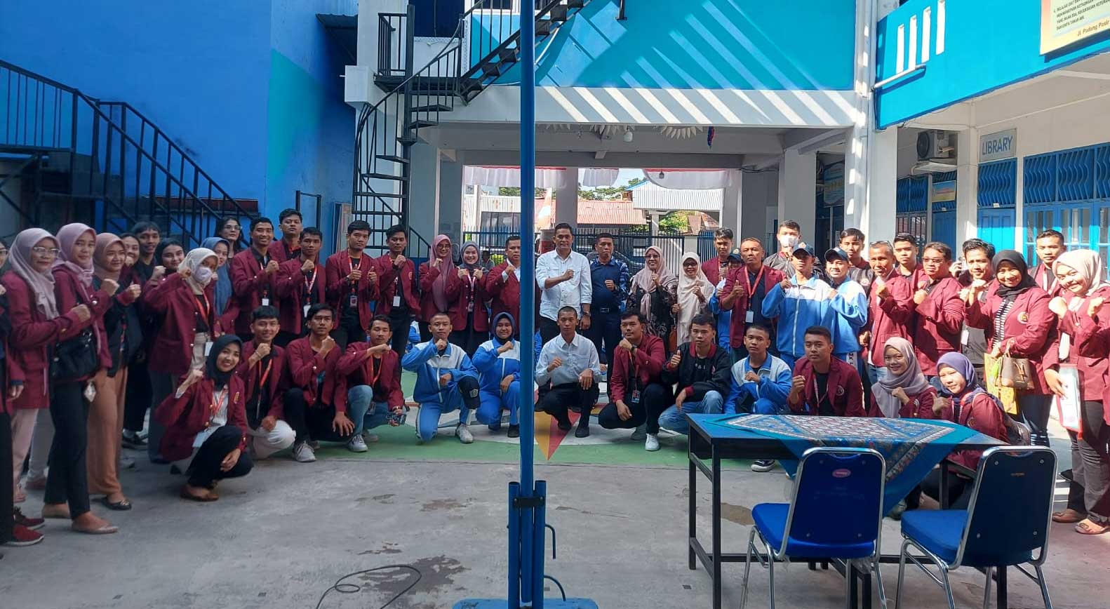 Mahasiswa KKN Unes dan siswa foto bersama