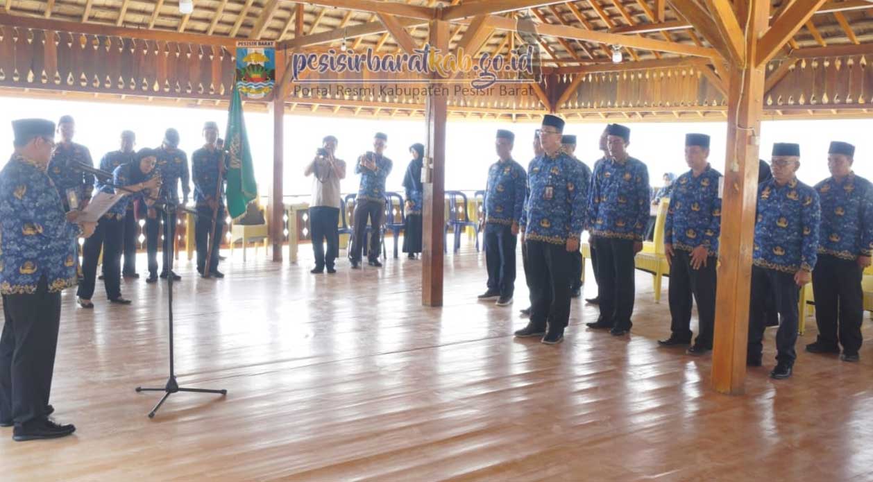 Wakil Ketua III Dewan Pengurus Korpri Provinsi Lampung lantik Pengurus Korpri Pesisir Barat.