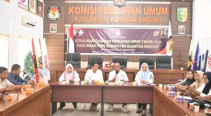 Jajaran Komisi Pemilihan Umum Kuansing berikan keterangan pers