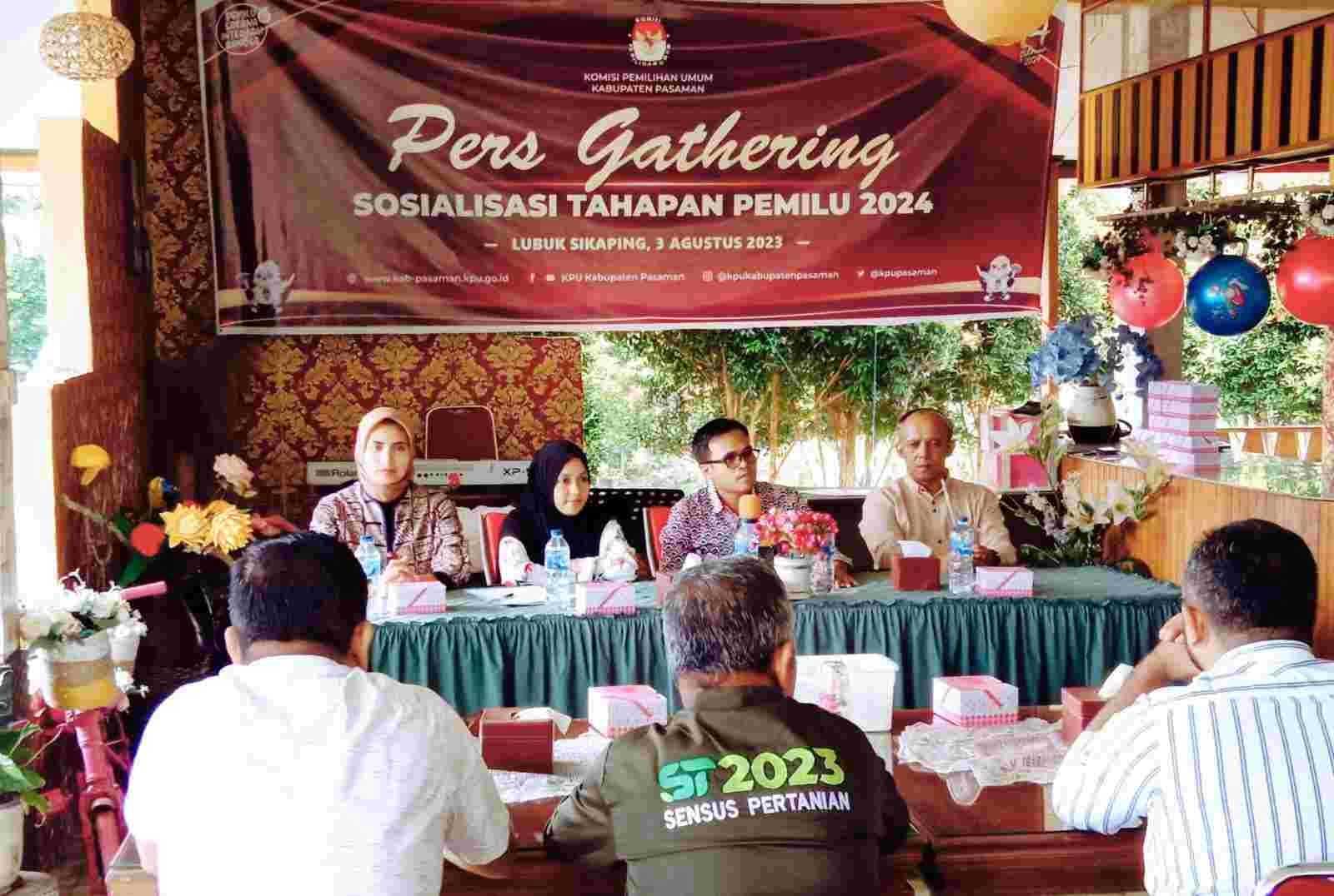 Jajaran KPU Pasaman berikan pemaparan pada wartawan dalam pers gathering.
